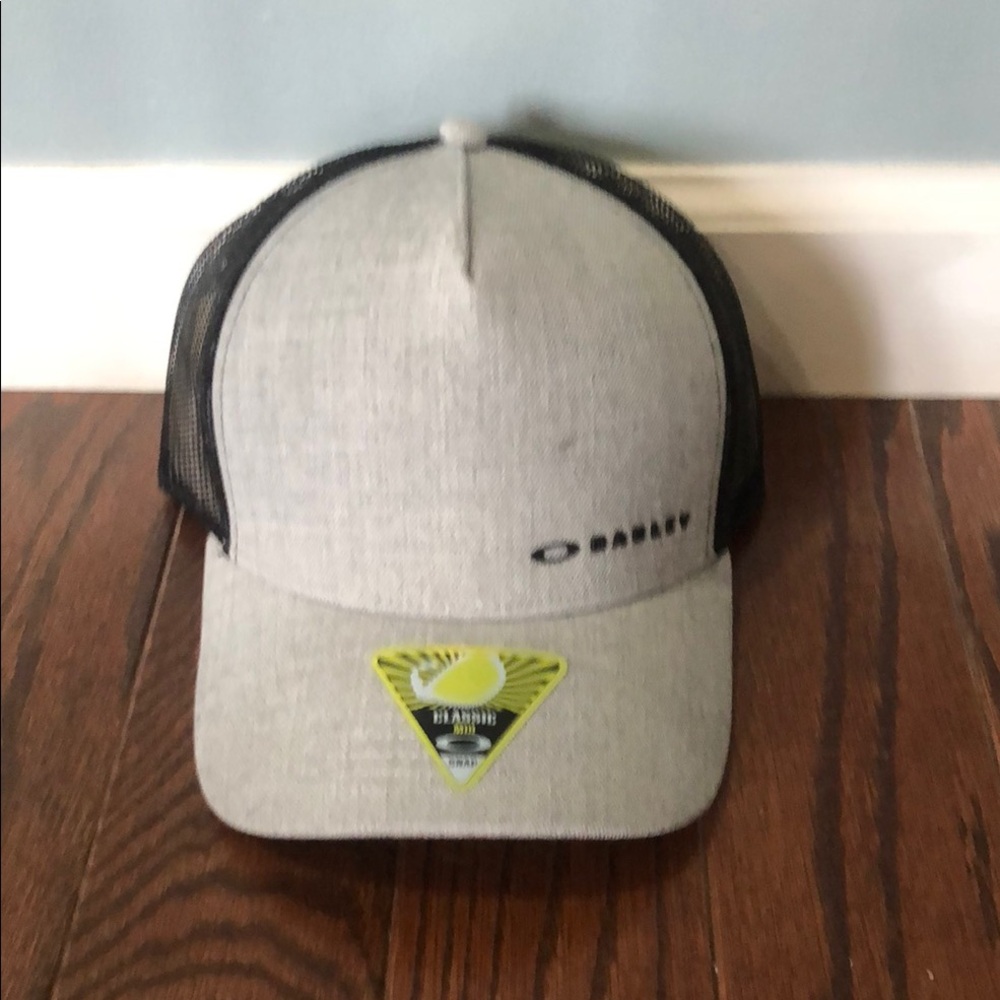 Oakley Light Gray and Black Cap NWT
